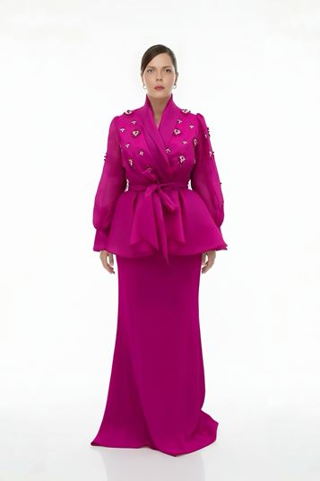 Completo da sera taglie forti con giacca in chiffon fucsia impreziosita da perle e sottoveste